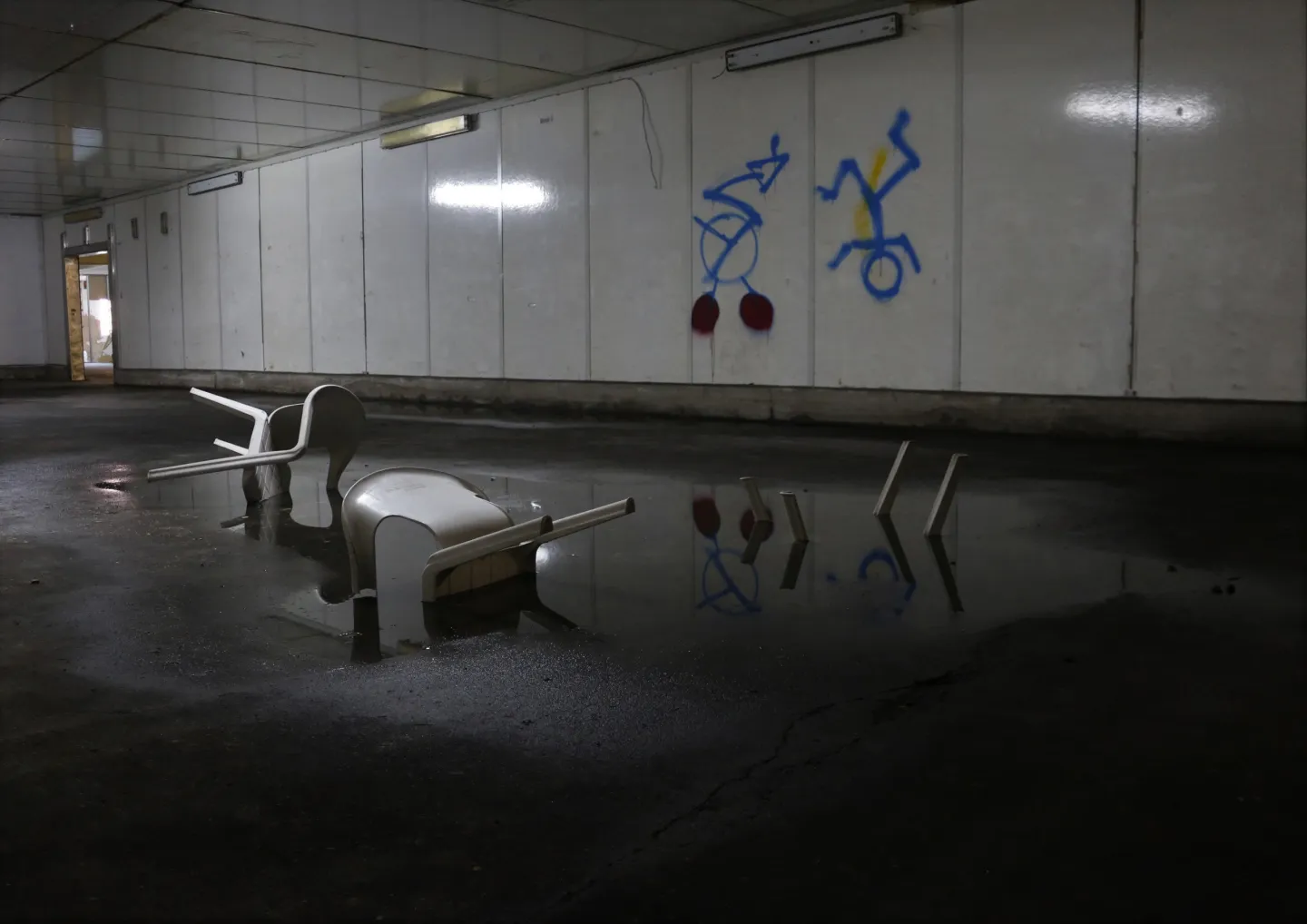 Tobias Bertz Sinking Chairs (Sinkende Stühle)